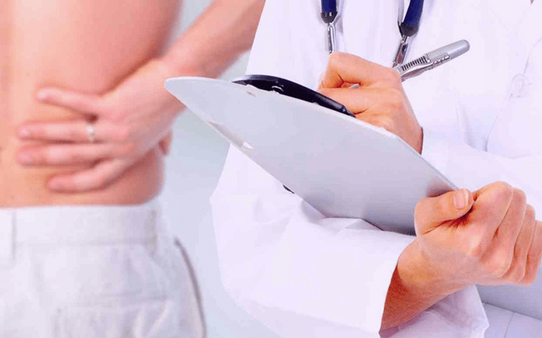 le médecin prescrit un traitement pour les maux de dos